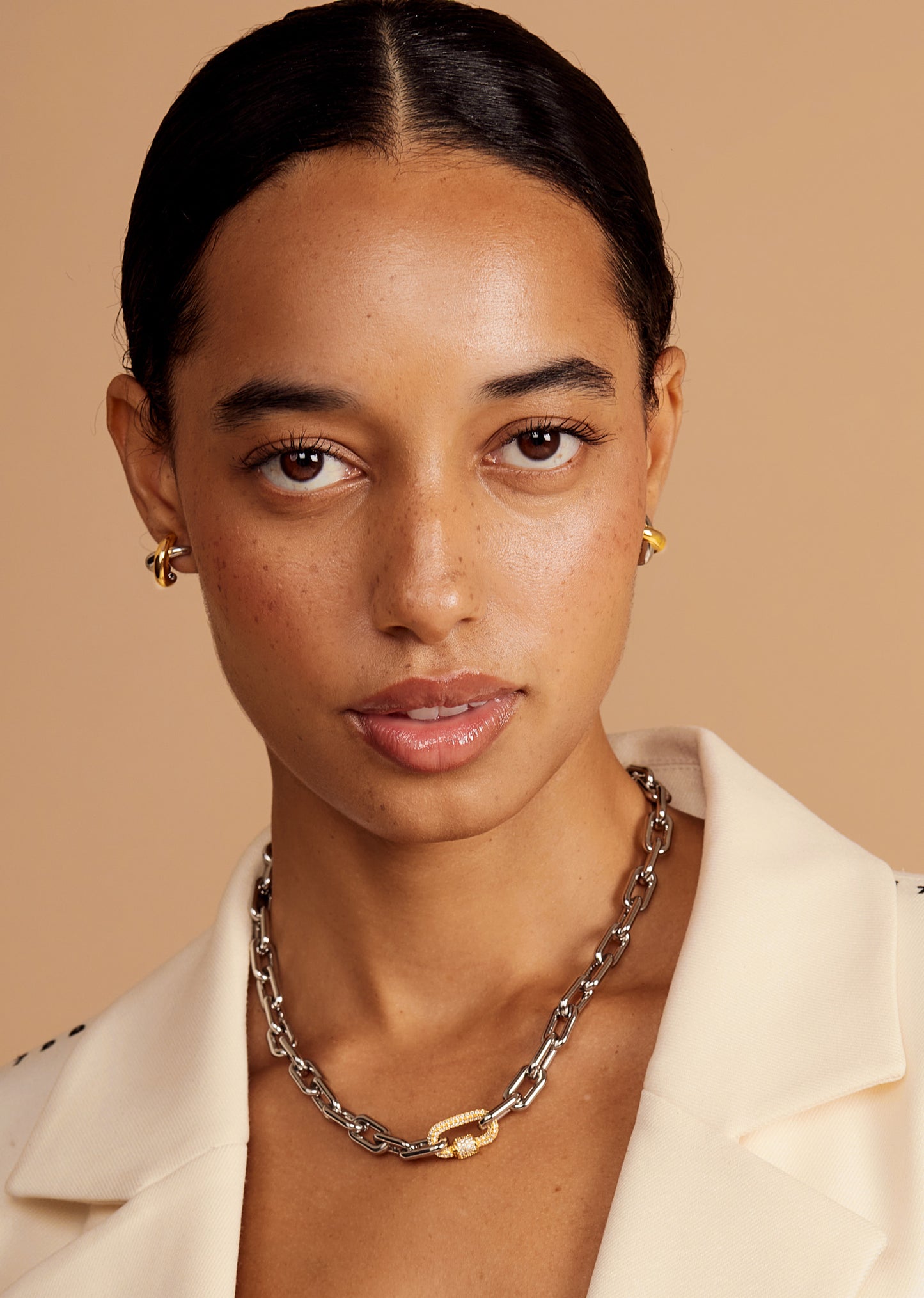 Two-Tone Carabiner Link Short Magnet Necklace